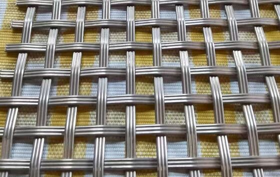 Cánh cửa tủ được trang trí bằng tấm kính cường lực lưới thép không gỉ kiến trúc và lưới kim loại trang trí